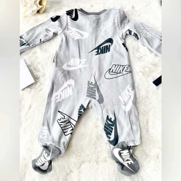 New with tags BABY NIKE LOGO ZIP FOOTED SLEEP & PLAY PAJAMAS GRAY. Logo on foot - Picture 6 of 9
